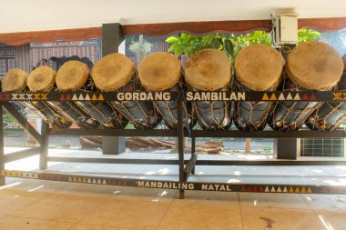 Jakarta, Endonezya - 15 Nisan 2025: Kuzey Sumatra pavyonundaki Batak kabilesinin geleneksel binaları, Taman Mini Endonezya Indah.