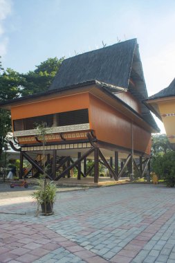 Jakarta, Endonezya - 15 Nisan 2025: Kuzey Sumatra pavyonundaki Batak kabilesinin geleneksel binaları, Taman Mini Endonezya Indah.