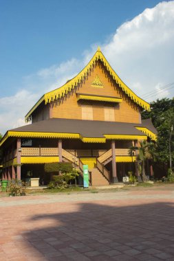 Jakarta, Endonezya - 15 Nisan 2025: Kuzey Sumatra pavyonundaki Batak kabilesinin geleneksel binaları, Taman Mini Endonezya Indah.