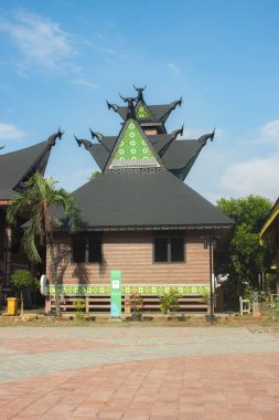 Jakarta, Endonezya - 15 Nisan 2025: Kuzey Sumatra pavyonundaki Batak kabilesinin geleneksel binaları, Taman Mini Endonezya Indah.
