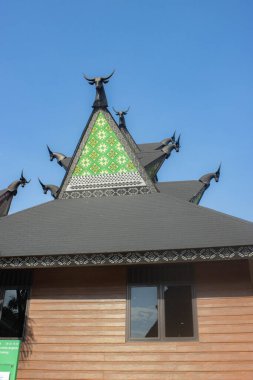 Jakarta, Endonezya - 15 Nisan 2025: Kuzey Sumatra pavyonundaki Batak kabilesinin geleneksel binaları, Taman Mini Endonezya Indah.