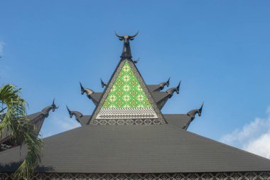 Jakarta, Endonezya - 15 Nisan 2025: Kuzey Sumatra pavyonundaki Batak kabilesinin geleneksel binaları, Taman Mini Endonezya Indah.