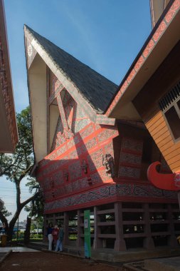 Jakarta, Endonezya - 15 Nisan 2025: Kuzey Sumatra pavyonundaki Batak kabilesinin geleneksel binaları, Taman Mini Endonezya Indah.