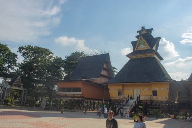 Jakarta, Endonezya - 15 Nisan 2025: Kuzey Sumatra pavyonundaki Batak kabilesinin geleneksel binaları, Taman Mini Endonezya Indah.