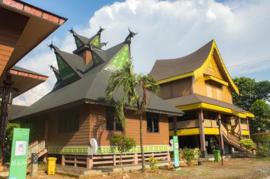 Jakarta, Endonezya - 15 Nisan 2025: Kuzey Sumatra pavyonundaki Batak kabilesinin geleneksel binaları, Taman Mini Endonezya Indah.