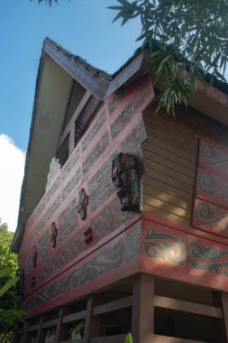 Jakarta, Endonezya - 15 Nisan 2025: Kuzey Sumatra pavyonundaki Batak kabilesinin geleneksel binaları, Taman Mini Endonezya Indah.
