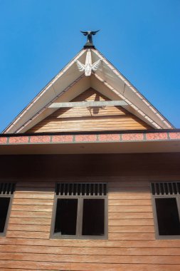 Jakarta, Endonezya - 15 Nisan 2025: Kuzey Sumatra pavyonundaki Batak kabilesinin geleneksel binaları, Taman Mini Endonezya Indah.