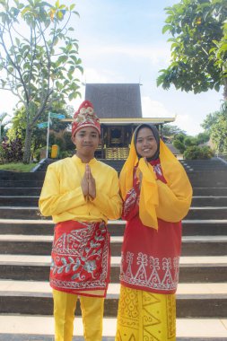 Jakarta, Endonezya - 15 Nisan 2025: Geleneksel Kalimantan binaları, oymaları ve giysileri.