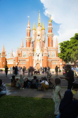 Jakarta, Endonezya - 14 Nisan 2025: Endonezya Çocuk Sarayı, Taman Mini Endonezya 'daki Sindirella masalındakine benzer bir saray..