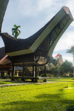 Jakarta, Endonezya - 14 Nisan 2025: Toraja kabilesinin geleneksel evi, Güney Sulawesi.
