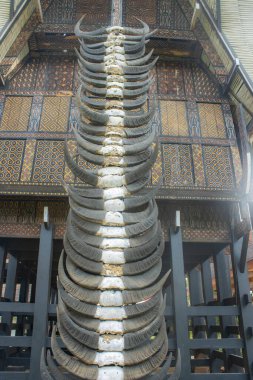 Jakarta, Endonezya - 14 Nisan 2025: Toraja kabilesinin geleneksel evi, Güney Sulawesi.