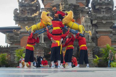 Jakarta, Endonezya - 15 Nisan 2025: Sisingaan performansı, Subang bölgesinden geleneksel bir sanat biçimi.