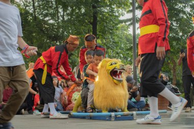 Jakarta, Endonezya - 15 Nisan 2025: Sisingaan performansı, Subang bölgesinden geleneksel bir sanat biçimi.