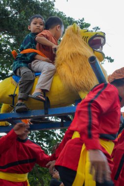 Jakarta, Endonezya - 15 Nisan 2025: Sisingaan performansı, Subang bölgesinden geleneksel bir sanat biçimi.