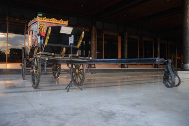 Jakarta, Endonezya - 15 Nisan 2025 Jogja Sultanı 'nın arabası.