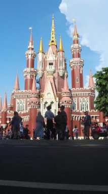 Jakarta, Endonezya - 14 Nisan 2025: Endonezya Çocuk Sarayı, Taman Mini Endonezya 'daki Sindirella masalındakine benzer bir saray..