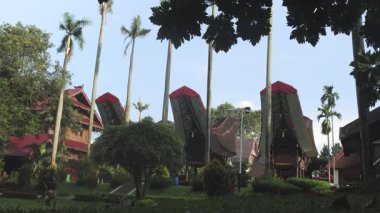 Jakarta, Endonezya - 14 Nisan 2025: Toraja kabilesinin geleneksel evi, Güney Sulawesi.