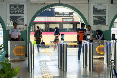 Jakarta, 19 Nisan 2025 Senen İstasyonu, Merkez Jakarta 'daki tren yolcularının koşuşturması.