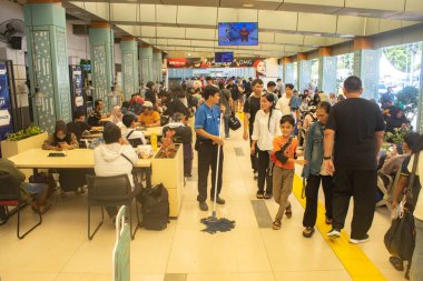 Jakarta, 19 Nisan 2025 Senen İstasyonu, Merkez Jakarta 'daki tren yolcularının koşuşturması.