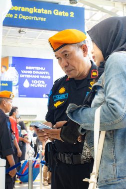 Jakarta, 19 Nisan 2025 Senen İstasyonu, Merkez Jakarta 'daki tren yolcularının koşuşturması.