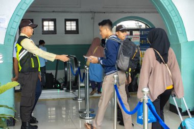 Jakarta, 19 Nisan 2025 Senen İstasyonu, Merkez Jakarta 'daki tren yolcularının koşuşturması.