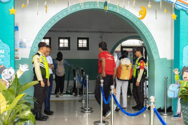 Jakarta, 19 Nisan 2025 Senen İstasyonu, Merkez Jakarta 'daki tren yolcularının koşuşturması.