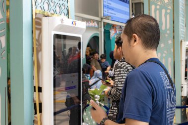 Jakarta, 19 Nisan 2025 Senen İstasyonu, Merkez Jakarta 'daki tren yolcularının koşuşturması.