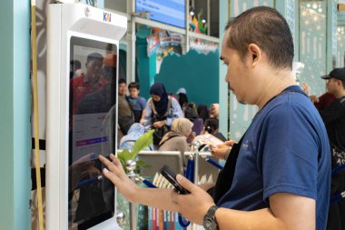 Jakarta, 19 Nisan 2025 Senen İstasyonu, Merkez Jakarta 'daki tren yolcularının koşuşturması.