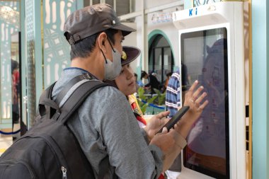 Jakarta, 19 Nisan 2025 Senen İstasyonu, Merkez Jakarta 'daki tren yolcularının koşuşturması.