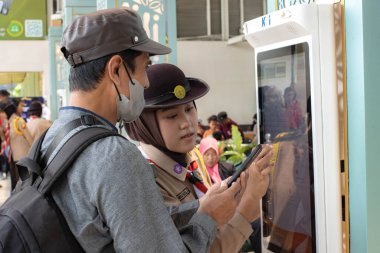 Jakarta, 19 Nisan 2025 Senen İstasyonu, Merkez Jakarta 'daki tren yolcularının koşuşturması.
