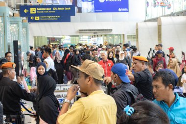 Jakarta, 19 Nisan 2025 Senen İstasyonu, Merkez Jakarta 'daki tren yolcularının koşuşturması.