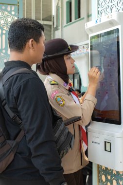 Jakarta, 19 Nisan 2025 Senen İstasyonu, Merkez Jakarta 'daki tren yolcularının koşuşturması.