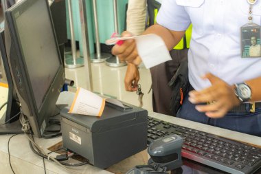 Jakarta, 19 Nisan 2025 Senen İstasyonu, Merkez Jakarta 'daki tren yolcularının koşuşturması.