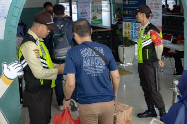 Jakarta, 19 Nisan 2025 Senen İstasyonu, Merkez Jakarta 'daki tren yolcularının koşuşturması.