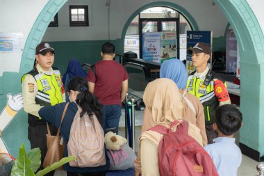 Jakarta, 19 Nisan 2025 Senen İstasyonu, Merkez Jakarta 'daki tren yolcularının koşuşturması.