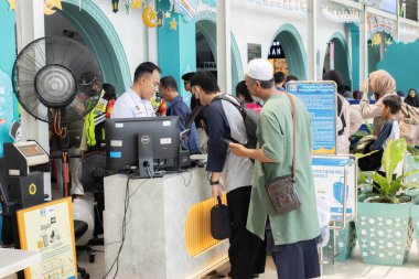 Jakarta, 19 Nisan 2025 Senen İstasyonu, Merkez Jakarta 'daki tren yolcularının koşuşturması.