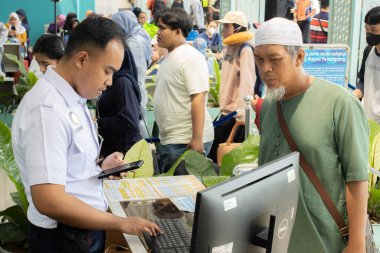 Jakarta, 19 Nisan 2025 Senen İstasyonu, Merkez Jakarta 'daki tren yolcularının koşuşturması.