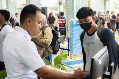 Jakarta, 19 Nisan 2025 Senen İstasyonu, Merkez Jakarta 'daki tren yolcularının koşuşturması.