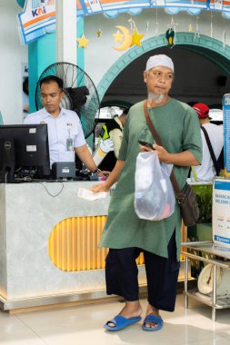Jakarta, 19 Nisan 2025 Senen İstasyonu, Merkez Jakarta 'daki tren yolcularının koşuşturması.