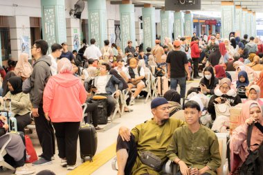 Jakarta, 19 Nisan 2025 Senen İstasyonu, Merkez Jakarta 'daki tren yolcularının koşuşturması.
