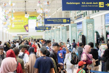 Jakarta, 19 Nisan 2025 Senen İstasyonu, Merkez Jakarta 'daki tren yolcularının koşuşturması.