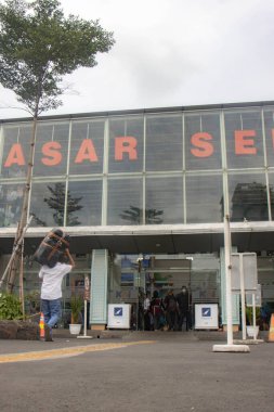 Jakarta, 19 Nisan 2025 Senen İstasyonu, Merkez Jakarta 'daki tren yolcularının koşuşturması.