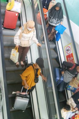Jakarta, 19 Nisan 2025 Senen İstasyonu, Merkez Jakarta 'daki tren yolcularının koşuşturması.
