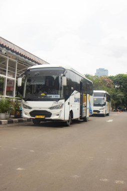 Jakarta, 19 Nisan 2025: Gambir İstasyonu, Merkez Jakarta Damri otobüsü.