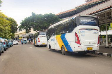 Jakarta, 19 Nisan 2025: Gambir İstasyonu, Merkez Jakarta Damri otobüsü.