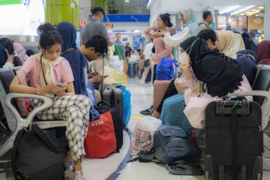 Jakarta, 19 Nisan 2025: Gambir İstasyonu, Merkez Jakarta 'daki tren yolcularının atmosferi.