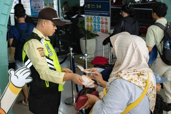 Jakarta, 19 Nisan 2025 Senen İstasyonu, Merkez Jakarta 'daki tren yolcularının koşuşturması.