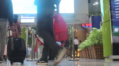 Jakarta, 19 Nisan 2025: Gambir İstasyonu, Merkez Jakarta 'daki tren yolcularının atmosferi.