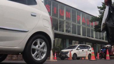 Jakarta, 19 Nisan 2025 Senen İstasyonu, Merkez Jakarta 'daki tren yolcularının koşuşturması.