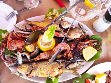 Yunan sümsüğü. Deniz ürünleri tabağı.